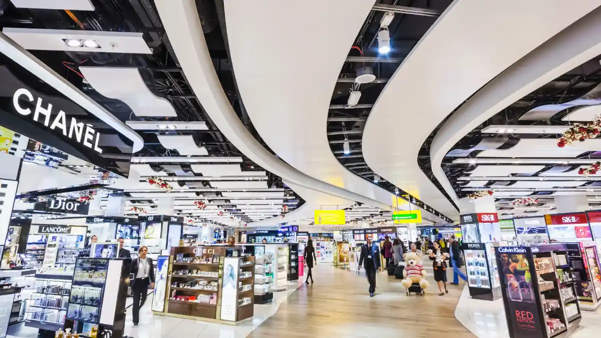 迪拜机场免税店；航班前的奢华购物