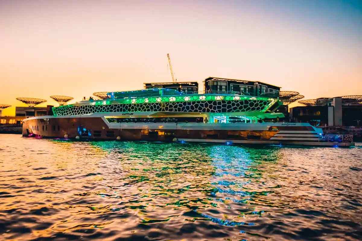 关于迪拜莲花号夜间晚宴游船的一切；从价格到VIP套餐