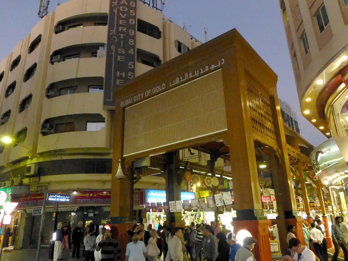 德拉市场的小巷和摊位；五彩缤纷的香料和黄金展示柜