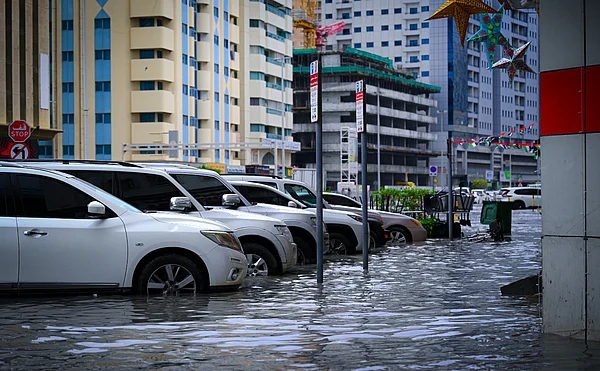 阿联酋的车库因近期降雨而充满故障车辆